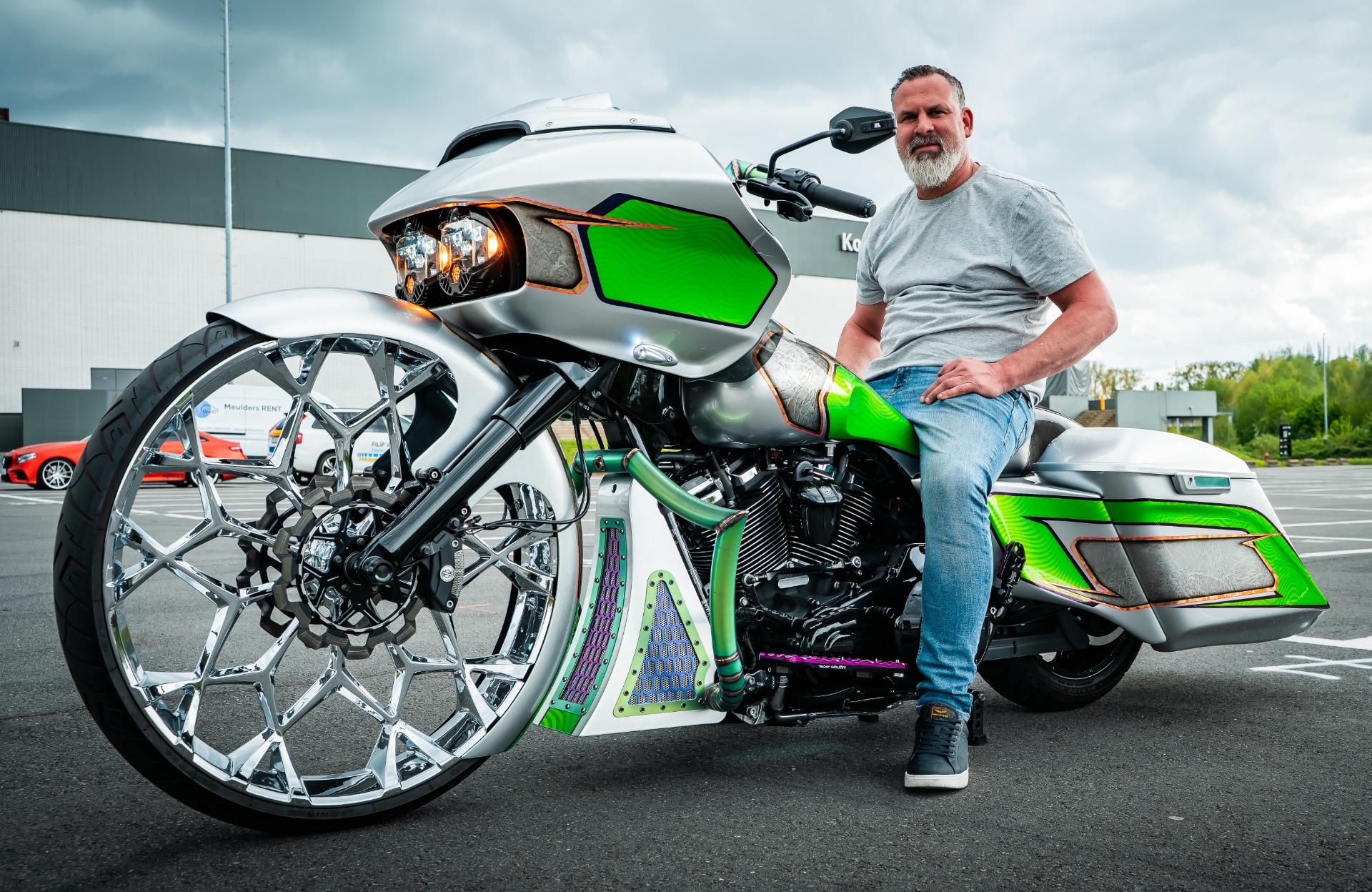 TITAN – custom 2022 Harley-Davidson Road Glide with 30-inch front wheel by Geert Van Hoof